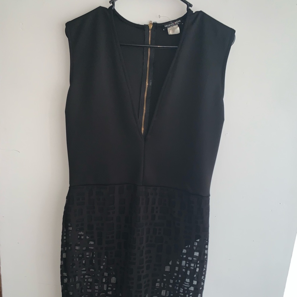 FN/Sleeveless deep V-neck dress with mesh bottom